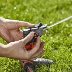 Gardena Pulse Sprinkler -Hozelock Shop gardena pulse sprinkler4078500814102 02i bq