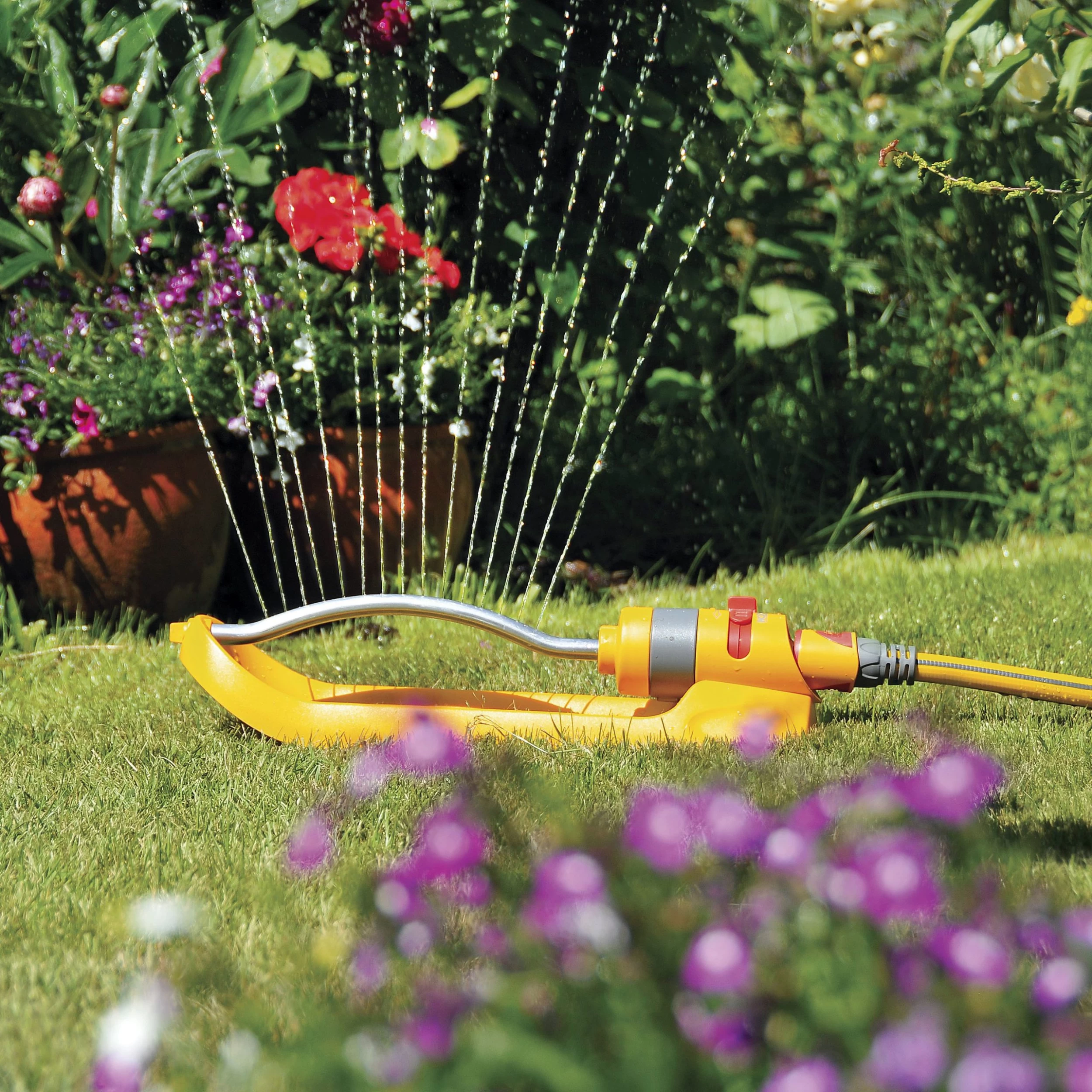 Hozelock Plus Swinging sprinkler Hozelock Plus Swinging Sprinkler -Hozelock Shop hozelock plus swinging sprinkler5010646037679 03bq scaled