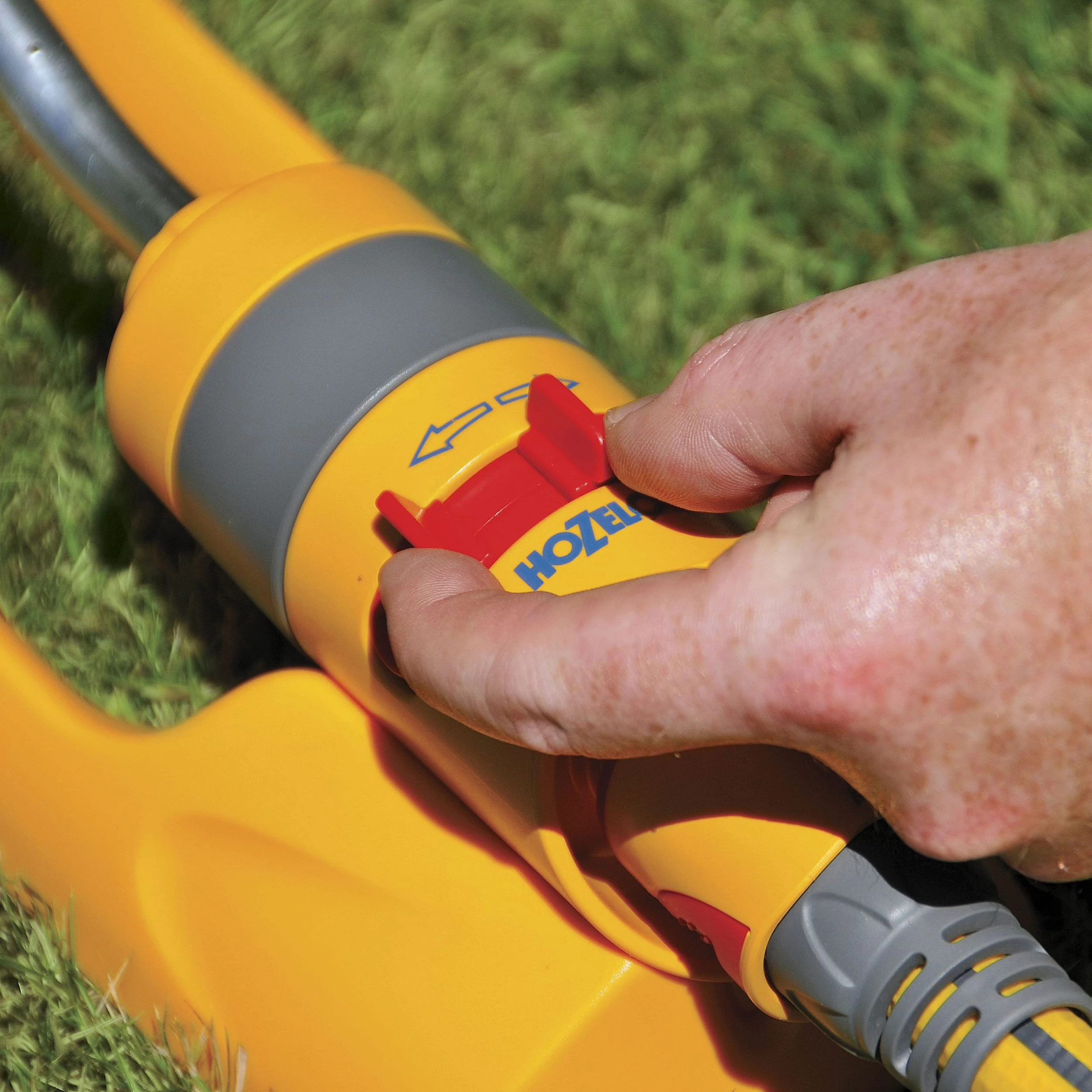 Hozelock Plus Swinging sprinkler Hozelock Plus Swinging Sprinkler -Hozelock Shop hozelock plus swinging sprinkler5010646037679 04bq scaled
