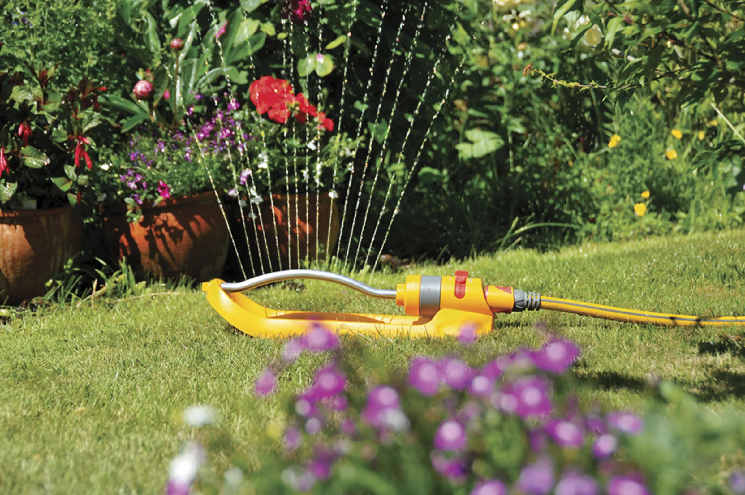 Hozelock Plus Swinging sprinkler Hozelock Plus Swinging Sprinkler -Hozelock Shop hozelock plus swinging sprinkler5010646037679 04i